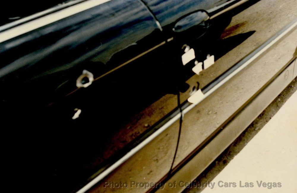 Một vết đạn bắn vẫn còn trên cửa của chiếc BMW 7-Series