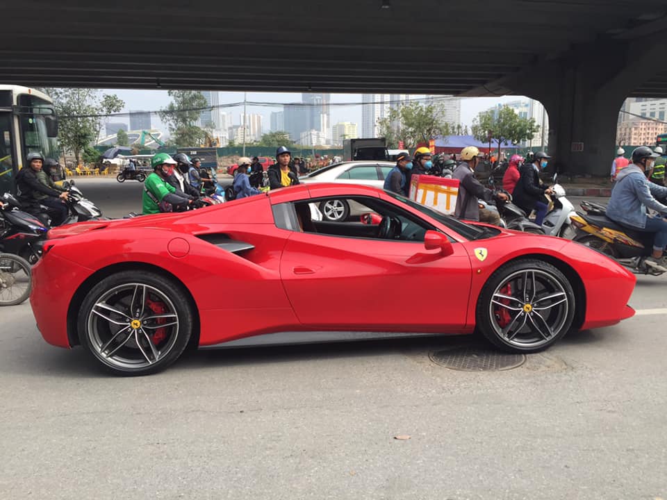 Chiếc Ferrari 488 Spider dừng giữa đường H&agrave; Nội m&agrave; kh&ocirc;ng c&oacute; ai trong khoang l&aacute;i