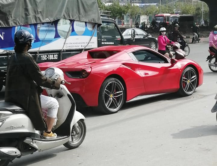 Nghi vấn Ferrari 488 Spider từng thuộc sở hữu Cường Đ&ocirc;-la hết xăng giữa đường phố H&agrave; Nội