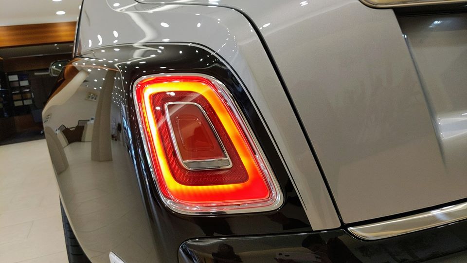 Đèn hậu LED của Rolls-Royce Phantom thế hệ thứ 8 đẹp và gọn hơn trước Đèn hậu LED của Rolls-Royce Phantom thế hệ thứ 8 đẹp và gọn hơn trước