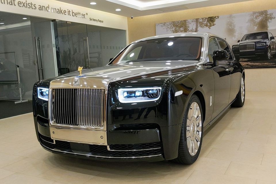 Nhìn bên ngoài chiếc xe siêu sang Rolls-Royce Phantom VIII có vách ngăn riêng tư đang ở Campuchia không có gì nổi bật, xe trang bị ngoại thất 2 màu sơn đó là đen Diamond phối cùng nửa thân trên xe màu bạc. Các chi tiết của xe được mạ crôm bóng loáng Nhìn bên ngoài chiếc xe siêu sang Rolls-Royce Phantom VIII có vách ngăn riêng tư đang ở Campuchia không có gì nổi bật, xe trang bị ngoại thất 2 màu sơn đó là đen Diamond phối cùng nửa thân trên xe màu bạc. Các chi tiết của xe được mạ crôm bóng loáng