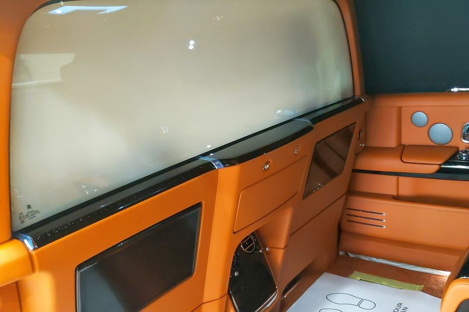 Cận cảnh vách ngăn bằng kính đã được chuyển sang chế độ đục giữa khoang hàng khách và người lái trên mẫu xe siêu sang Rolls-Royce Phantom thế hệ thứ 8 đang được chào bán với nhà giàu Việt. Cận cảnh vách ngăn bằng kính đã được chuyển sang chế độ đục giữa khoang hàng khách và người lái trên mẫu xe siêu sang Rolls-Royce Phantom thế hệ thứ 8 đang được chào bán với nhà giàu Việt.