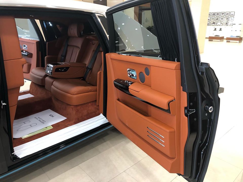 Theo thông tin chúng tôi có được, chiếc xe siêu sang Rolls-Royce Phantom thế hệ thứ 8 được một người chuyên nhập xe độc về Việt Nam đang chào hàng với đại gia Việt hiện đang cư trú trong showroom của Rolls-Royce Motor Cars Phnom Penh, Campuchia. Theo thông tin chúng tôi có được, chiếc xe siêu sang Rolls-Royce Phantom thế hệ thứ 8 được một người chuyên nhập xe độc về Việt Nam đang chào hàng với đại gia Việt hiện đang cư trú trong showroom của Rolls-Royce Motor Cars Phnom Penh, Campuchia.