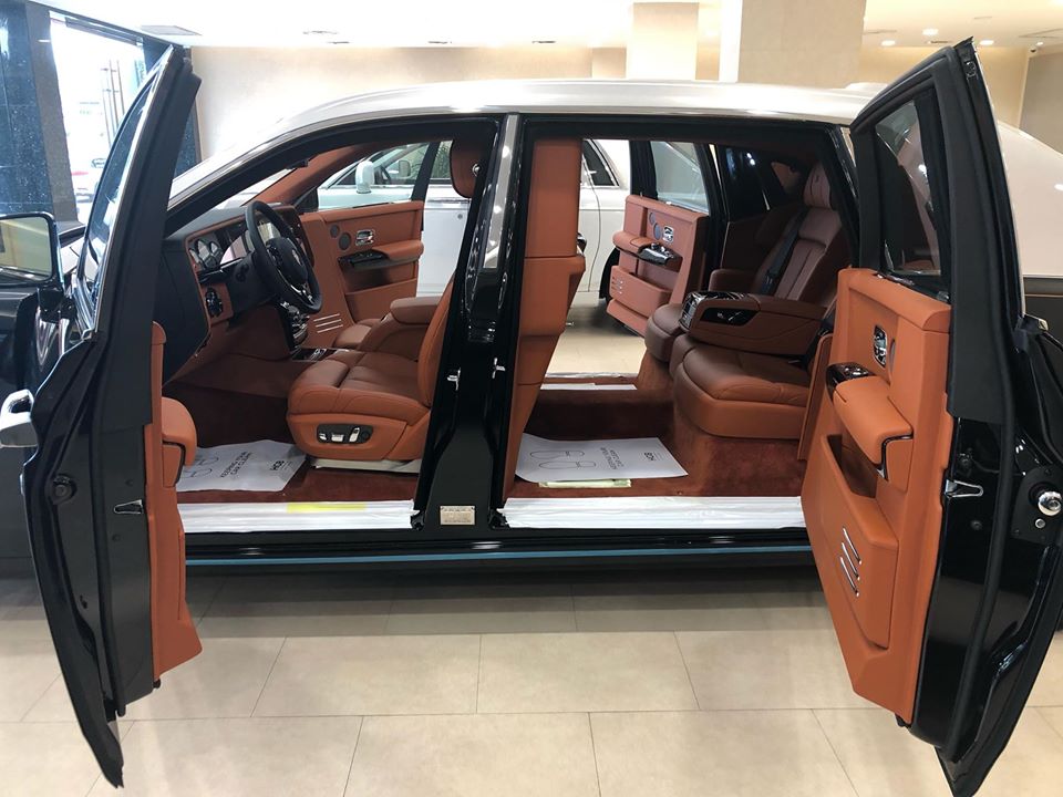 Việc rao bán một chiếc xe siêu sang Rolls-Royce Phantom VIII với tuỳ chọn vách ngăn riêng tư giữa khoang tài xế và hành khách là rất lạ, ngay đến cả các thị trường chuộng xe siêu sang trong khu vực Đông Nam Á như Singapore hay Thái Lan cũng rất hiếm bắt gặp. Việc rao bán một chiếc xe siêu sang Rolls-Royce Phantom VIII với tuỳ chọn vách ngăn riêng tư giữa khoang tài xế và hành khách là rất lạ, ngay đến cả các thị trường chuộng xe siêu sang trong khu vực Đông Nam Á như Singapore hay Thái Lan cũng rất hiếm bắt gặp.