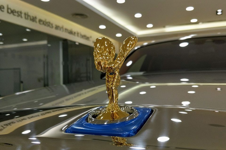 Biểu tượng Biểu tượng thiếu phụ bay Spirit of Ecstasy nổi tiếng nằm cao hơn gần 12 mm trên nắp capô. Chiếc xe siêu sang Rolls-Royce Phantom thế hệ thứ 8 ở Campuchia với tuỳ chọn vách ngăn còn có logo trước đầu xe được mạ vàng.