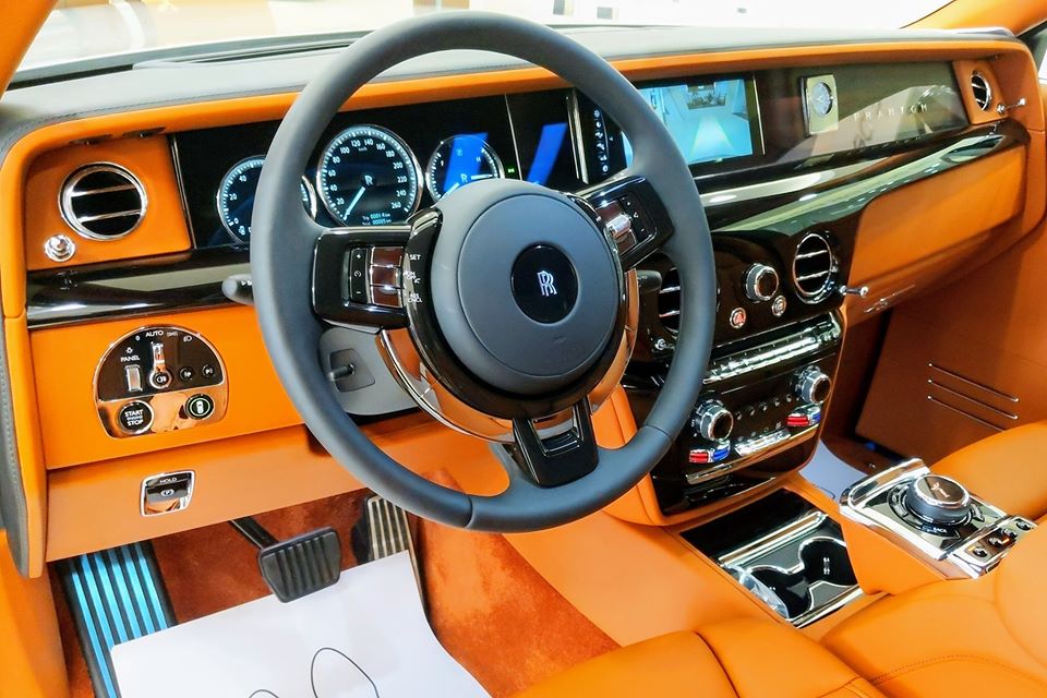 Rolls-Royce Phantom VIII sử dụng khối động cơ V12, tăng áp kép, dung tích 6,75 lít, tạo ra công suất tối đa 563 mã lực, mạnh hơn 110 mã lực so với thế hệ thứ 7 và mô-men xoắn cực đại đạt 900 Nm, tăng 180 Nm so với thế hệ cũ. Rolls-Royce Phantom VIII sử dụng khối động cơ V12, tăng áp kép, dung tích 6,75 lít, tạo ra công suất tối đa 563 mã lực, mạnh hơn 110 mã lực so với thế hệ thứ 7 và mô-men xoắn cực đại đạt 900 Nm, tăng 180 Nm so với thế hệ cũ.