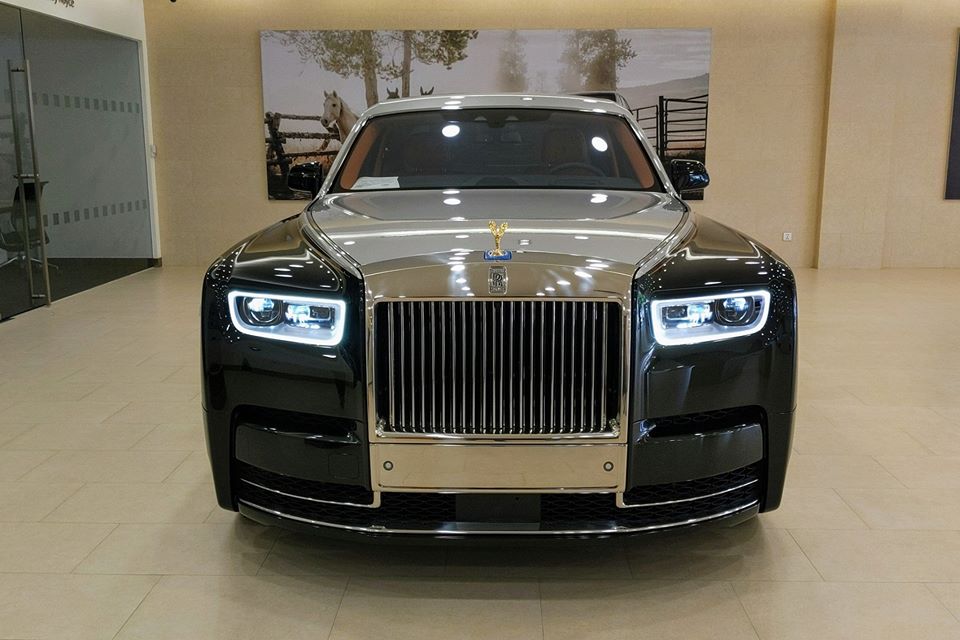Được biết, hình ảnh về chiếc xe siêu sang Rolls-Royce Phantom VIII có vách ngăn ở khoang hành khách và tài xế đã được đại lý Rolls-Royce Motor Cars Phnom Penh chia sẻ vào tháng 8 năm 2019, tức sau 4 tháng chiếc Rolls-Royce Phantom VIII Privacy Suite của đại gia Hồng Kông lộ diện trên truyền thông quốc tế. Được biết, hình ảnh về chiếc xe siêu sang Rolls-Royce Phantom VIII có vách ngăn ở khoang hành khách và tài xế đã được đại lý Rolls-Royce Motor Cars Phnom Penh chia sẻ vào tháng 8 năm 2019, tức sau 4 tháng chiếc Rolls-Royce Phantom VIII Privacy Suite của đại gia Hồng Kông lộ diện trên truyền thông quốc tế.