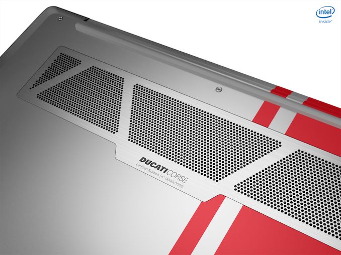 Khung mắt c&aacute;o quen thuộc của d&ograve;ng Monster tr&ecirc;n Laptop Lenovo Ducati 5