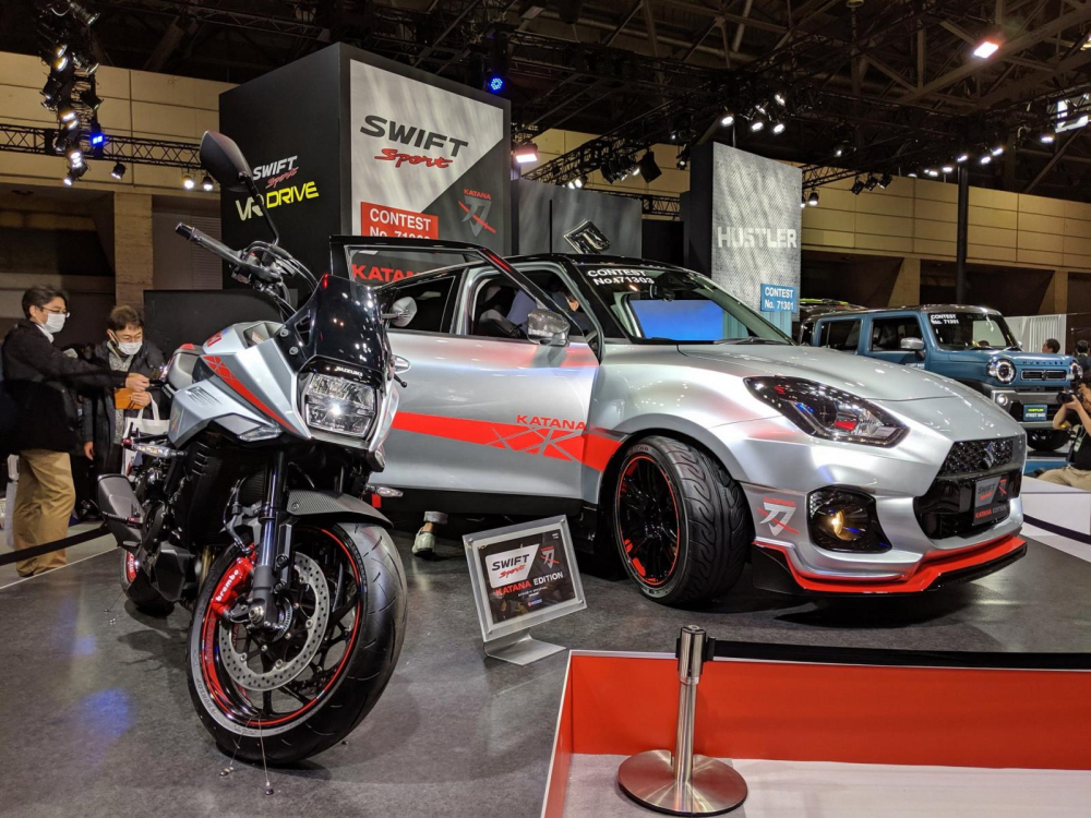 Bộ đôi Suzuki Swift Sport Katana Edition 2020 và mô tô Katana cùng nhau xuất hiện tại triển lãm