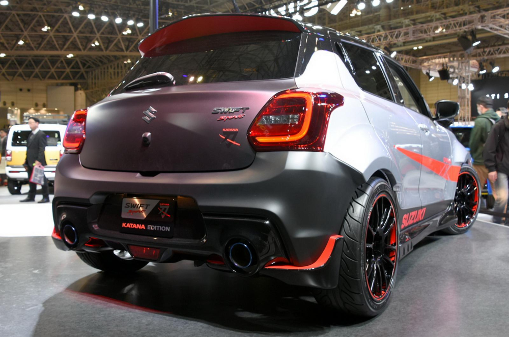 Suzuki Swift Sport Katana Edition 2020 nhìn từ phía sau