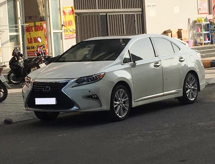 Chiếc Lexus ES350 di chuyển tr&ecirc;n đường sau khi bị kẻ gian vặt gương