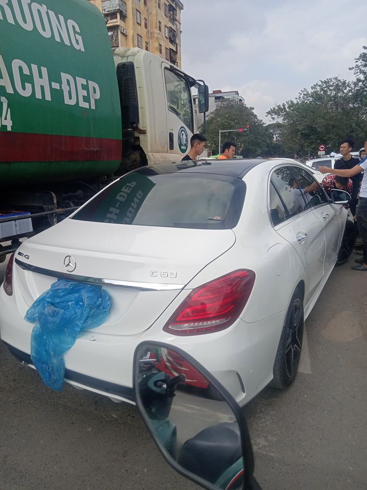 Rất đông người dân hiếu kỳ đứng xem vụ tai nạn này