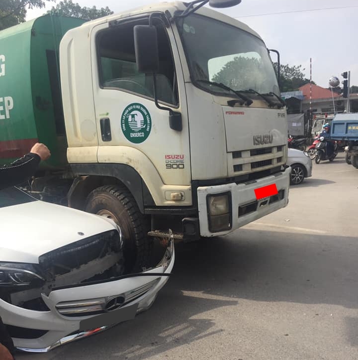 Thiệt hại của chiếc xe sang Mercedes-Benz C-Class