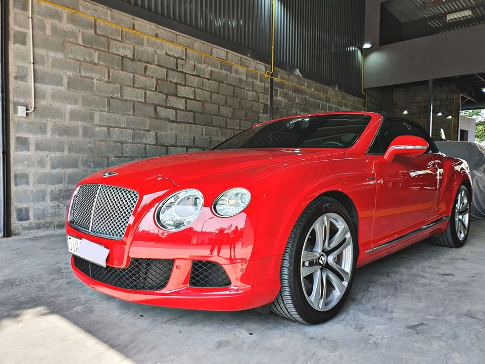 Lúc mới về nước, một chiếc xe siêu sang Bentley Continental GTC đời 2013 có giá không dưới 15,5 tỷ đồng Lúc mới về nước, một chiếc xe siêu sang Bentley Continental GTC đời 2013 có giá không dưới 15,5 tỷ đồng. Mức giá này chưa bao gồm chi phí ra biển số. Còn với chiếc Bentley Continental GTC đang được rao bán, chủ mới chỉ có mua về chạy, xe đã được ra biển trắng đầu 51G.