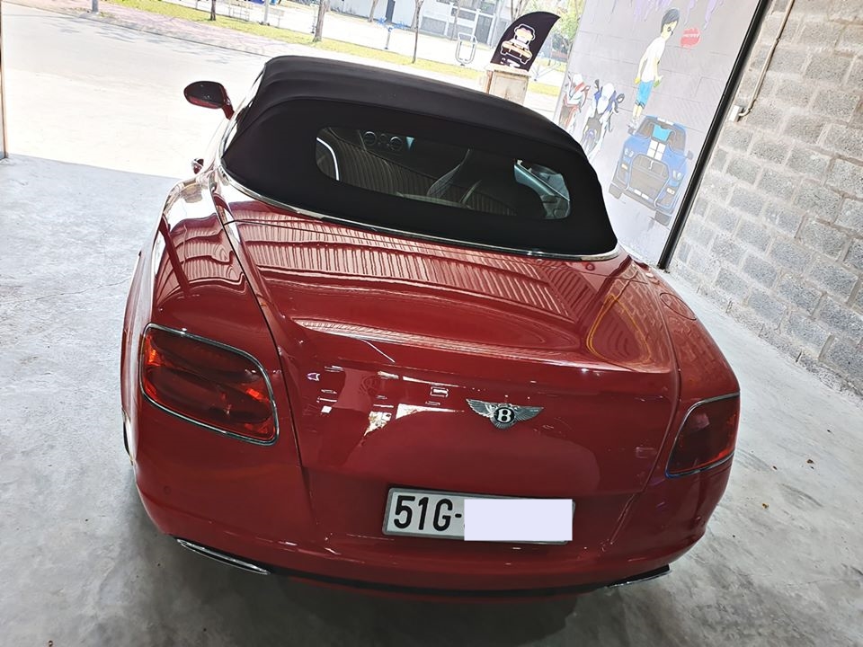 Chiếc xe siêu sang Bentley Continental GTC đời 2013 rao bán hơn 8 tỷ đồng cho các đại gia Việt có xe chơi Tết sở hữu ngoại thất sơn màu đỏ rất nổi bật. Mui xe bằng vải màu đen có thể đóng hoặc mở mui hơn 15 giây. Chiếc xe siêu sang Bentley Continental GTC đời 2013 rao bán hơn 8 tỷ đồng cho các đại gia Việt có xe chơi Tết sở hữu ngoại thất sơn màu đỏ rất nổi bật. Mui xe bằng vải màu đen có thể đóng hoặc mở mui hơn 15 giây.