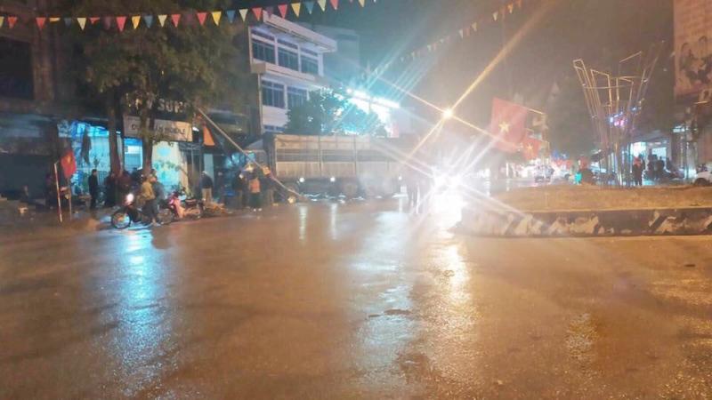 Hiện trường vụ tai nạn xe tải lao v&agrave;o qu&aacute;n ốc b&ecirc;n đường ở Lạng Sơn