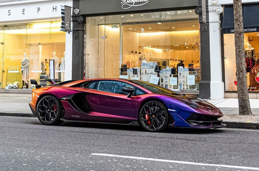 Vị kh&aacute;ch sau đ&oacute; đ&atilde; rất th&iacute;ch th&uacute; khi thấy chiếc si&ecirc;u xe Lamborghini Aventador SVJ c&oacute; bộ &aacute;o cực kỳ nổi bật v&agrave; &iacute;t khi đụng h&agrave;ng