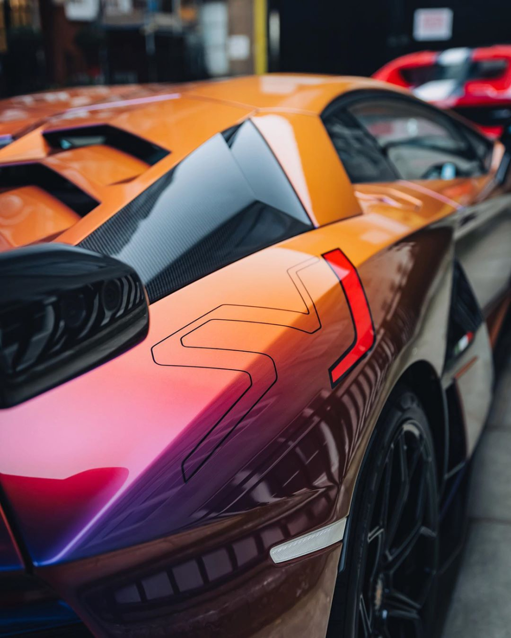 Ngo&agrave;i m&agrave;u sơn Blu Hal từ chương tr&igrave;nh c&aacute; nh&acirc;n ho&aacute; Ad Personam, chiếc si&ecirc;u xe Lamborghini Aventador SVJ n&agrave;y c&ograve;n c&oacute; điểm nhấn với chữ J ho&agrave;n th&agrave;nh m&agrave;u đỏ
