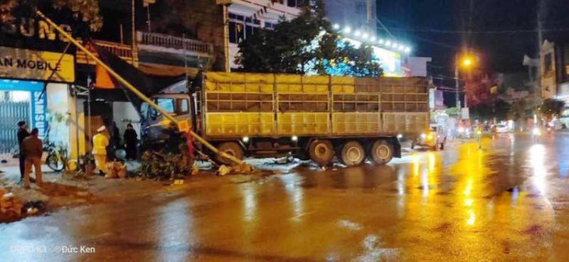 Lực lượng chức năng đang kh&aacute;m nghiệm hiện trường tai nạn