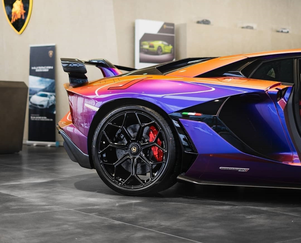 Đ&aacute;ng tiếc thay l&agrave; thời gian tăng tốc từ vị tr&iacute; xuất ph&aacute;t l&ecirc;n 100 km/h của Lamborghini Aventador SVJ kh&ocirc;ng thể thấp hơn con số 2,8 gi&acirc;y của đ&agrave;n anh Lamborghini Aventador SV tạo ra. Vận tốc tối đa của si&ecirc;u xe h&agrave;ng hiếm mới ra mắt cũng dừng lại ở con số 350 km/h.