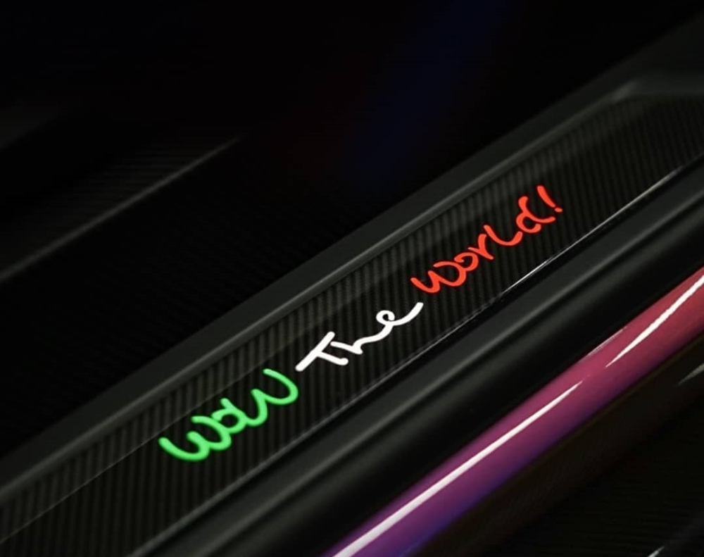 Đầu ti&ecirc;n ch&iacute;nh l&agrave; việc bậc cửa của chiếc Lamborghini Aventador SVJ n&agrave;y c&oacute; đ&iacute;nh d&ograve;ng Slogan &ldquo;Wow the World&rdquo; được phối m&agrave;u theo l&aacute; cờ nước &Yacute; v&agrave; c&ograve;n c&oacute; thể ph&aacute;t s&aacute;ng.
