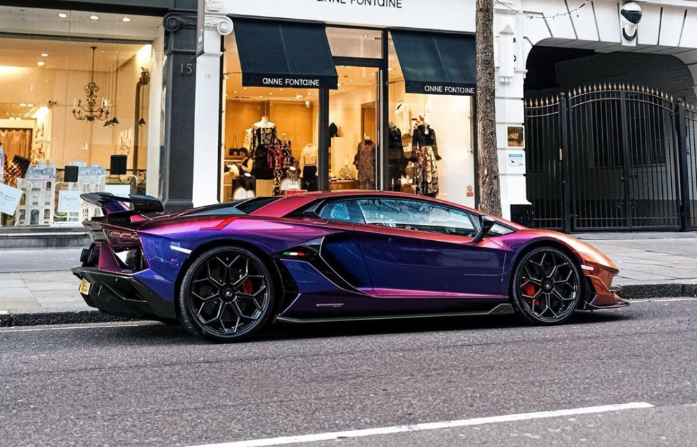 Vẻ đẹp của chiếc si&ecirc;u xe Lamborghini Aventador SVJ c&oacute; bộ &aacute;o trị gi&aacute; hơn 1,5 tỷ đồng tr&ecirc;n đường phố.