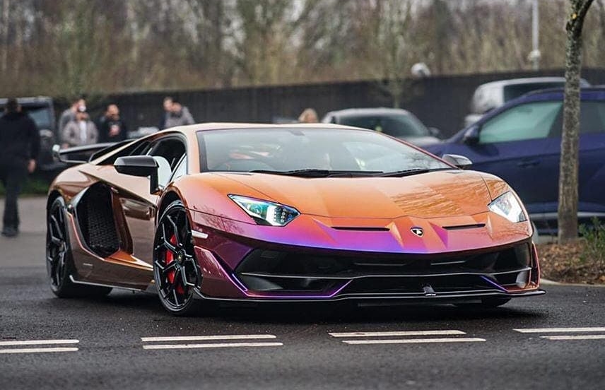  Hệ truyền động của si&ecirc;u xe Lamborghini Aventador SVJ mang m&agrave;u sơn Blu Hal kh&ocirc;ng c&oacute; g&igrave; thay đổi so với 962 chiếc Lamborghini Aventador SVJ c&ograve;n lại. 