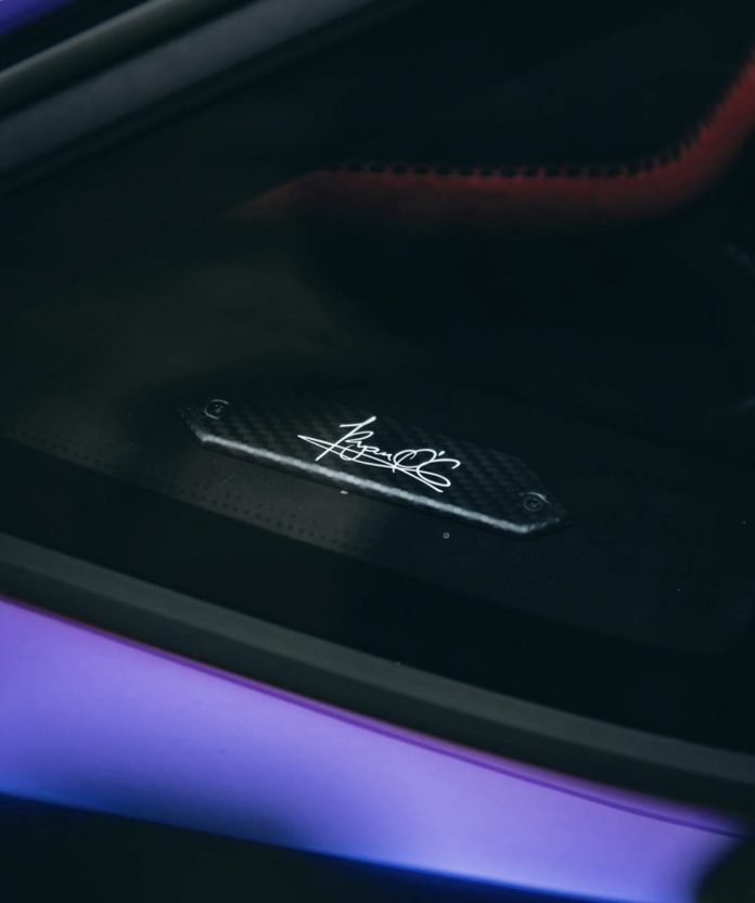 Tiếp đến l&agrave; vị tr&iacute; đặt k&yacute; hiệu 1di900 quen thuộc của những chiếc si&ecirc;u xe Lamborghini Aventador SVJ nhằm &aacute;m chỉ c&oacute; 900 xe được sản xuất. Tuy nhi&ecirc;n, tr&ecirc;n chiếc Lamborghini Aventador SVJ c&oacute; m&agrave;u sơn trị gi&aacute; hơn 1,5 tỷ đồng đ&atilde; được thay thế bằng chữ k&yacute; của Ryan O&rsquo;Carroll, người bạn qu&aacute; cố của chủ xe.