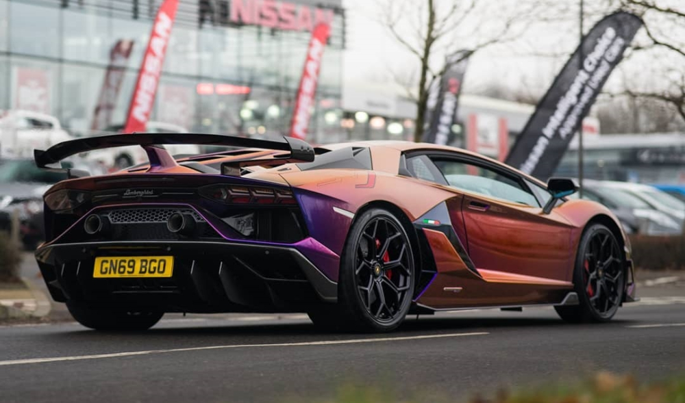 Ngo&agrave;i m&agrave;u sơn trị gi&aacute; hơn 1,5 tỷ đồng, chiếc Lamborghini Aventador SVJ n&agrave;y c&ograve;n c&oacute; nhiều chi tiết c&aacute; nh&acirc;n ho&aacute; kh&ocirc;ng giống với bất kỳ chiếc Lamborghini Aventador SVJ n&agrave;o kh&aacute;c.
