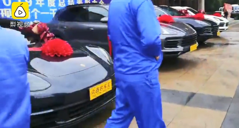 C&ograve;n đ&acirc;y l&agrave; d&agrave;n xe Porsche
