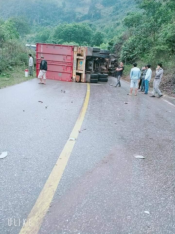 Chiếc xe container lật nghi&ecirc;ng tr&ecirc;n quốc lộ 12A