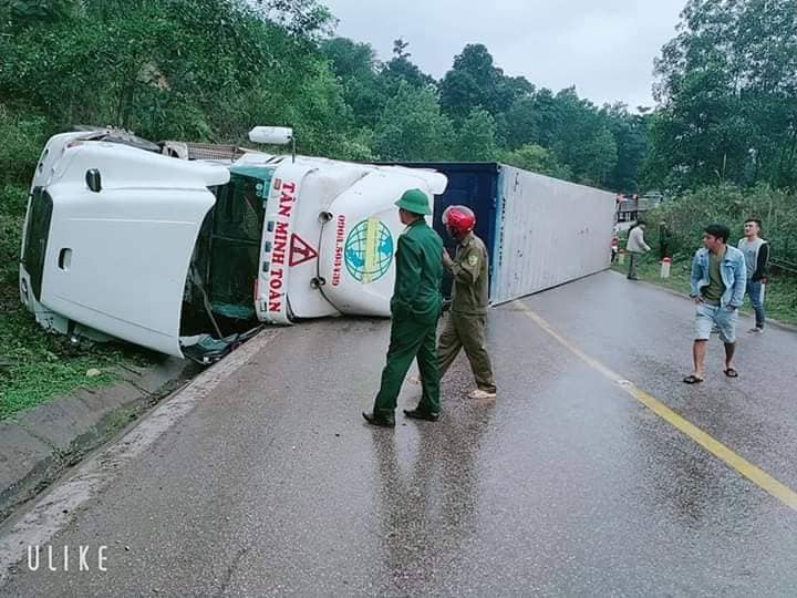 Chiếc xe container nằm chắn ngang đường, g&acirc;y &ugrave;n tắc giao th&ocirc;ng cả 2 chiều