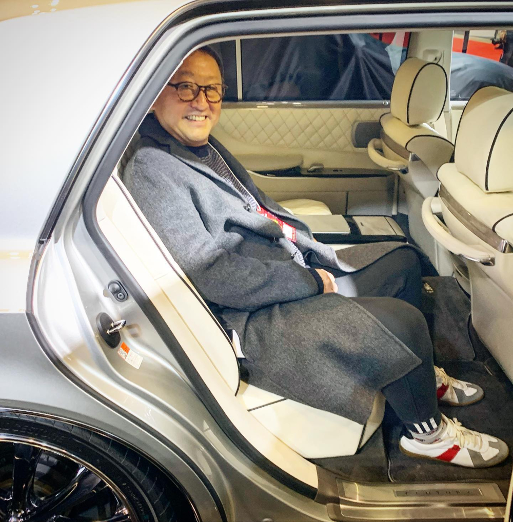 Ông Akio Toyoda - CEO của Toyota - ngồi bên trong chiếc Century độ Ông Akio Toyoda - CEO của Toyota - ngồi bên trong chiếc Century độ