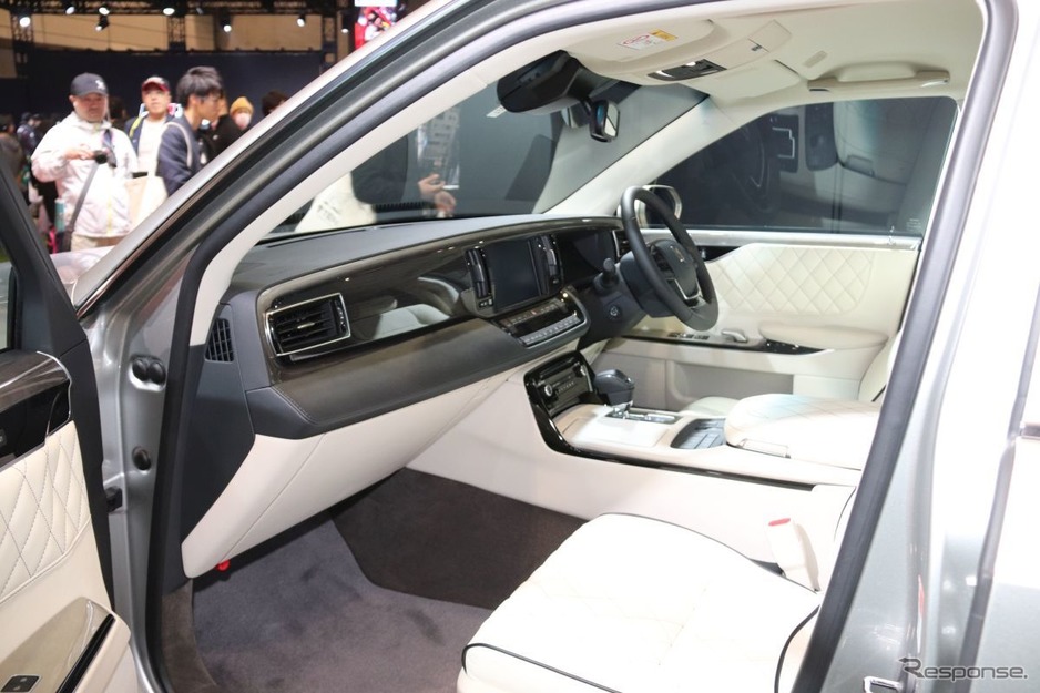 Nội thất bọc da Nappa màu kem sang trọng của Toyota Century độ Nội thất bọc da Nappa màu kem sang trọng của Toyota Century độ