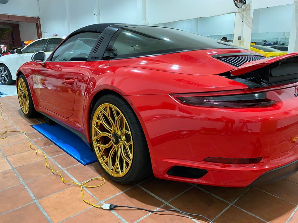 Chủ nh&acirc;n chiếc Porsche 911 Targa 4 GTS đời 2018 n&agrave;y c&ograve;n sở hữu một si&ecirc;u xe l&agrave; Lamborghini Aventador độ body kit bản giới hạn v&agrave; Rolls-Royce Wraith
