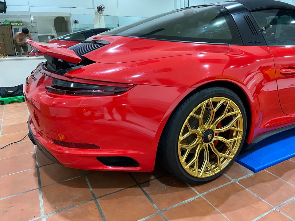 Cận cảnh bộ &aacute;o đỏ mới của Porsche 911 Targa 4 GTS đời 2018