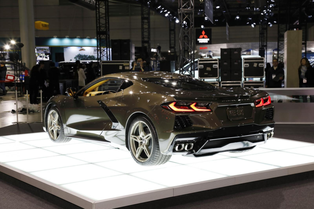 Chiếc xe thể thao Chevrolet Corvette C8 đã được làm mới mình trong cách thiết kế đèn pha và đèn hậu LED rất đẹp mắt và sành điệu. Chiếc xe thể thao Chevrolet Corvette C8 đã được làm mới mình trong cách thiết kế đèn pha và đèn hậu LED rất đẹp mắt và sành điệu.