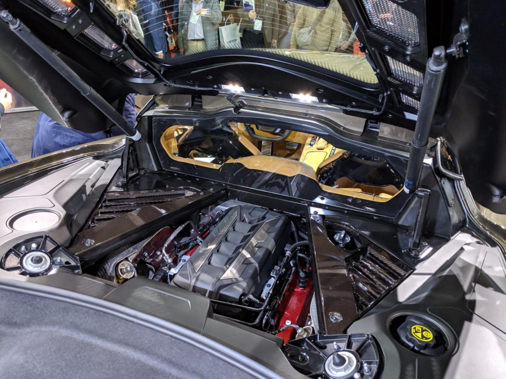 Phía sau khoang lái của những chiếc Chevrolet Corvette thế hệ thứ 8 là khối động cơ V8, hút khí tự nhiên LT2, dung tích 6.2 lít, có khả năng sản sinh công suất tối đa 490 mã lực và đạt mô-men xoắn cực đại 630 Nm Phía sau khoang lái của những chiếc Chevrolet Corvette thế hệ thứ 8 là khối động cơ V8, hút khí tự nhiên LT2, dung tích 6.2 lít, có khả năng sản sinh công suất tối đa 490 mã lực và đạt mô-men xoắn cực đại 630 Nm