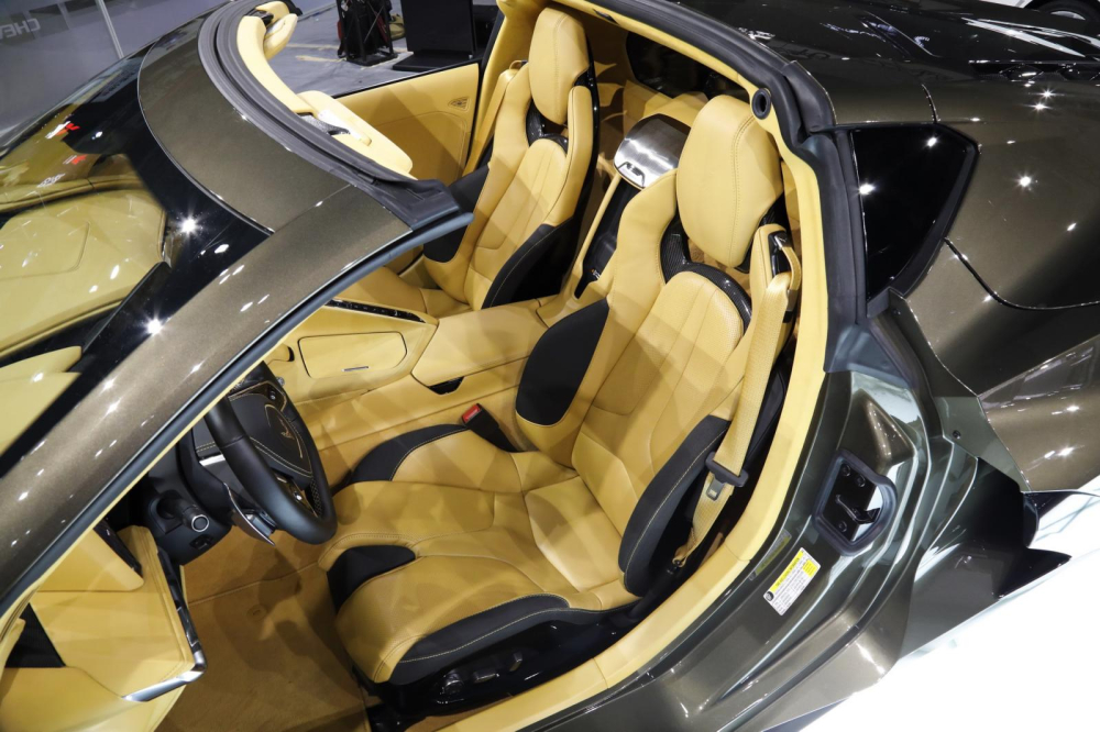 Bên trong khoang lái của chiếc Chevrolet Corvette thế hệ thứ 8 ra mắt ở Nhật Bản có nội thất được bọc da màu be kết hợp cùng nhiều chi tiết màu đen ở bảng táp-lô cũng như viền ghế Bên trong khoang lái của chiếc Chevrolet Corvette thế hệ thứ 8 ra mắt ở Nhật Bản có nội thất được bọc da màu be kết hợp cùng nhiều chi tiết màu đen ở bảng táp-lô cũng như viền ghế