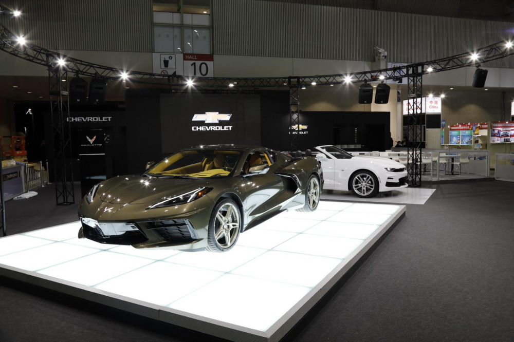 Ngoài màu nâu ánh kim Zeus Bronze Metallic, bên ngoài chiếc xe thể thao Chevrolet Corvette C8 ra mắt ở Nhật Bản còn có nhiều chi tiết màu đen ở cản trước, cản sau cũng như viền hốc gió và cánh gió, mâm xe được sơn màu vàng cát Ngoài màu nâu ánh kim Zeus Bronze Metallic, bên ngoài chiếc xe thể thao Chevrolet Corvette C8 ra mắt ở Nhật Bản còn có nhiều chi tiết màu đen ở cản trước, cản sau cũng như viền hốc gió và cánh gió, mâm xe được sơn màu vàng cát