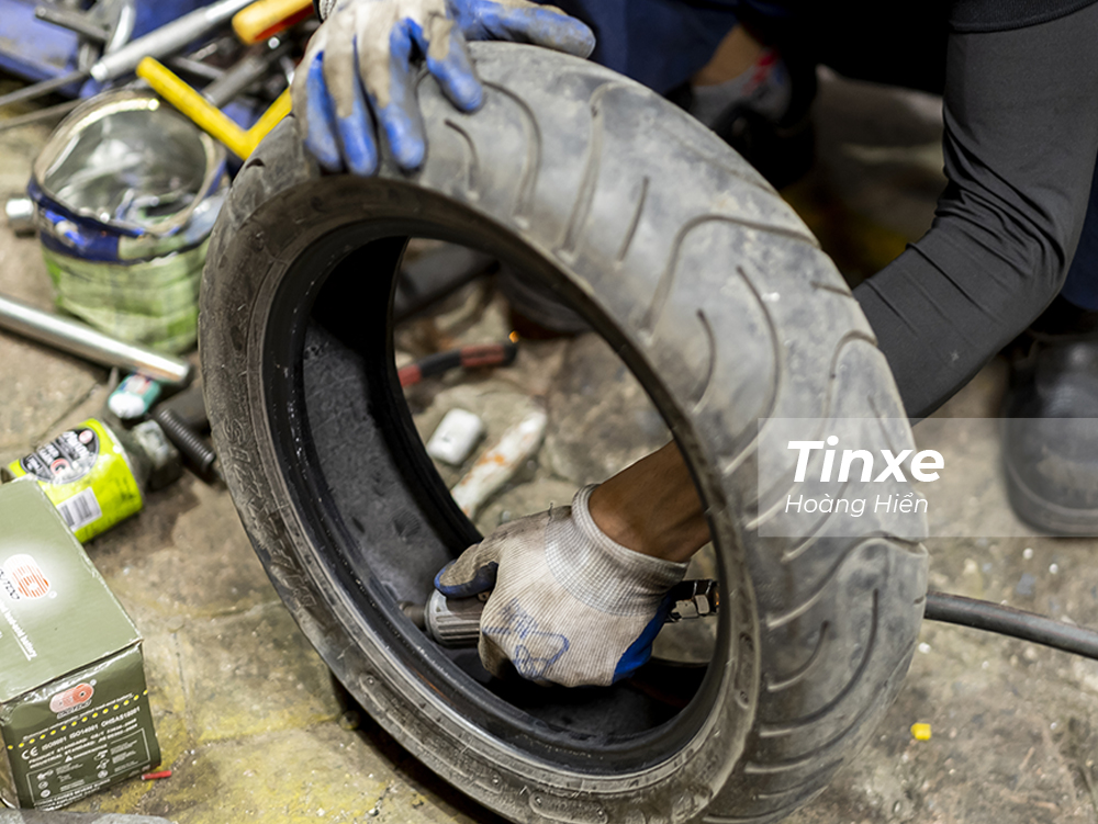 Vá ở mặt trong của lốp vừa đảm bảo thẩm mỹ, an toàn và độ bền cho lốp xe. Vá ở mặt trong của lốp vừa đảm bảo thẩm mỹ, an toàn và độ bền cho lốp xe.