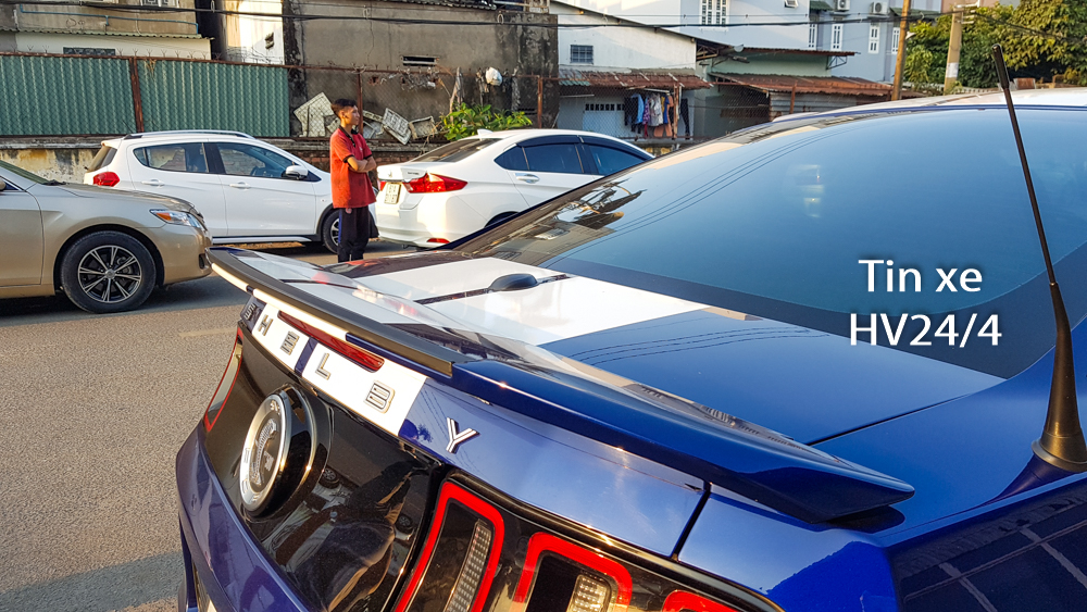 Động cơ trên Ford Mustang Shelby GT500 đời 2013 sẽ kết hợp cùng hộp số sàn 6 tốc độ, nhờ đó, chú Động cơ trên Ford Mustang Shelby GT500 đời 2013 sẽ kết hợp cùng hộp số sàn 6 tốc độ, nhờ đó, chú rắn hổ mang này chỉ mất khoảng thời gian 3,6 giây đế tăng tốc lên 100 km/h từ vị trí xuất phát trước khi đạt tốc độ tối đa 325 km/h.