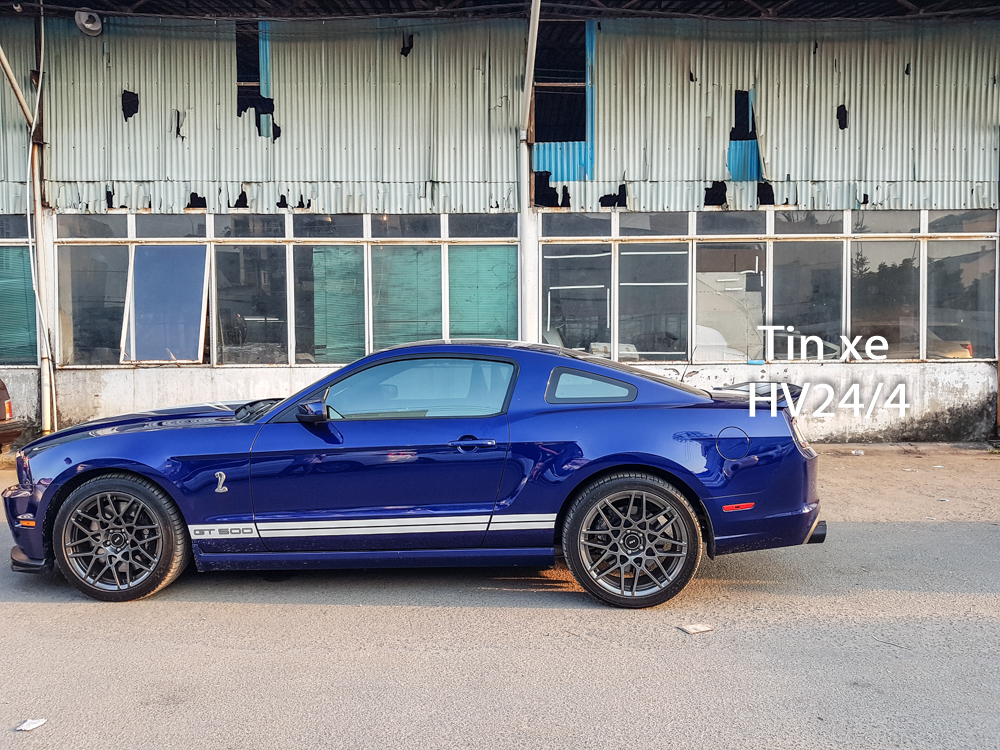 Điểm nổi bật đầu tiên của chiếc Ford Mustang Shelby GT500 có một không hại tại Việt Nam phải kể đến bộ áo xanh dương rất nổi bật Điểm nổi bật đầu tiên của chiếc Ford Mustang Shelby GT500 có một không hại tại Việt Nam phải kể đến bộ áo xanh dương rất nổi bật