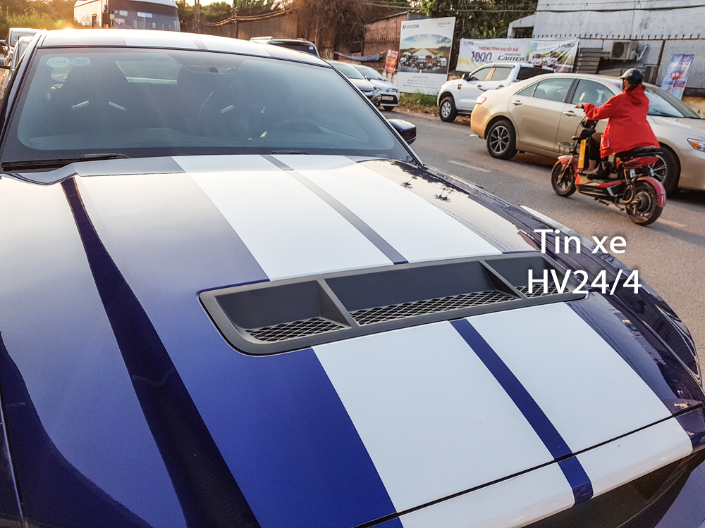 Cũng ở trên nắp capô của Ford Mustang Shelby GT500, ngoài màu sơn xanh phối 2 sọc màu trắng cỡ lớn còn xuất hiện các khe gió rất hung dữ được ốp tấm nhựa màu đen nhám tạo vẻ đối lập. Cũng ở trên nắp capô của Ford Mustang Shelby GT500, ngoài màu sơn xanh phối 2 sọc màu trắng cỡ lớn còn xuất hiện các khe gió rất hung dữ được ốp tấm nhựa màu đen nhám tạo vẻ đối lập.