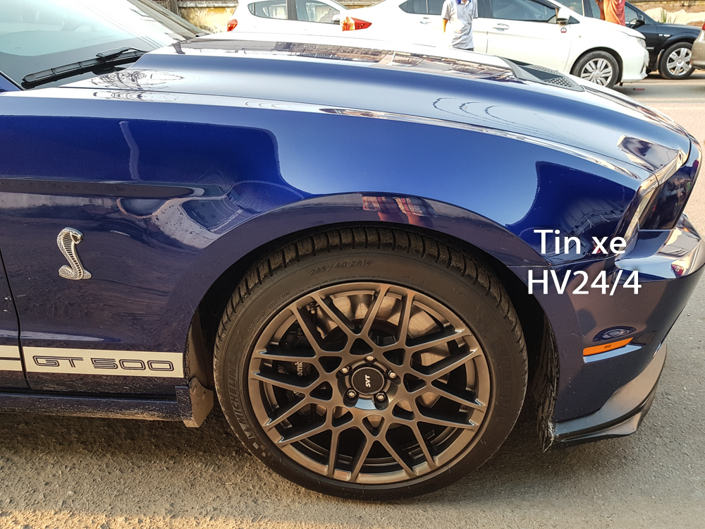 Để tương xứng với sức mạnh của Ford Mustang Shelby GT500, đội thiết kế đặc biệt SVT đã Để tương xứng với sức mạnh của Ford Mustang Shelby GT500, đội thiết kế đặc biệt SVT đã thửa riêng cho dòng xe rắn hổ mang này bộ mâm 8 chấu kép sơn màu xám nhám với kích thước bánh trước là 19 inch và bánh sau là 20 inch. Đi kèm la-zăng này là hệ thống phanh Brembo cao cấp giúp chủ nhân an tâm khi cầm lái 1 chiếc xe thể thao mạnh đến 662 mã lực.