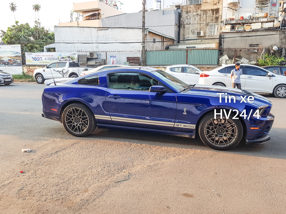 Bên hông xe Ford Mustang Shelby GT500 còn có sọc màu trắng đi kèm dòng chữ GT500 màu đen tạo điểm nhấn cũng như dấu hiệu nhận biết đây từng là chiếc xe Ford Mustang mạnh nhất khi được cho ra đời Bên hông xe Ford Mustang Shelby GT500 còn có sọc màu trắng đi kèm dòng chữ GT500 màu đen tạo điểm nhấn cũng như dấu hiệu nhận biết đây từng là chiếc xe Ford Mustang mạnh nhất khi được cho ra đời