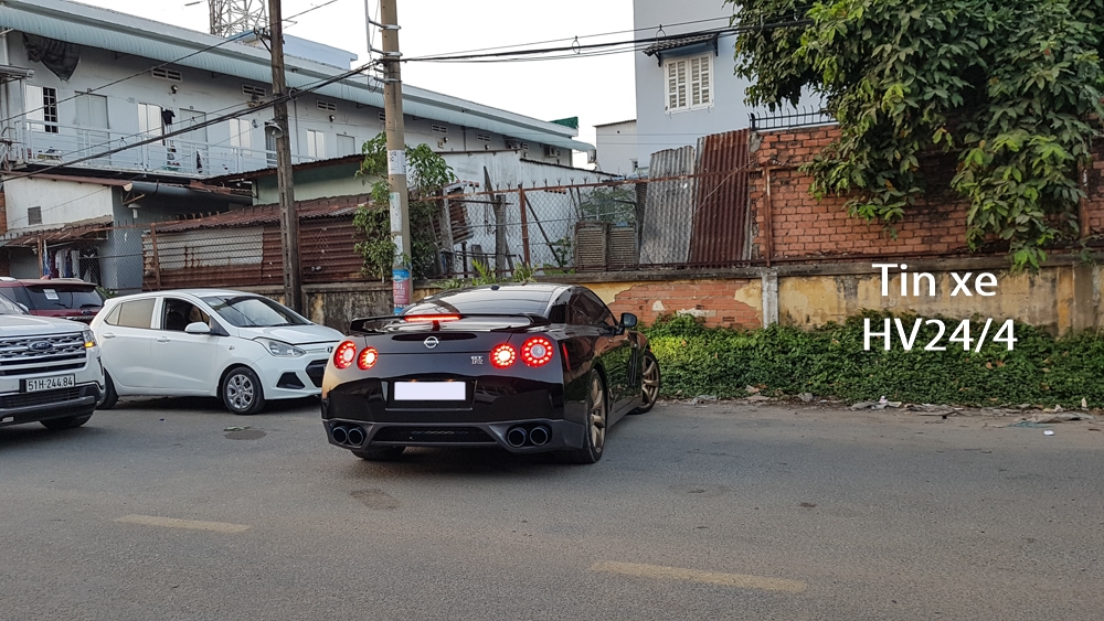 Nissan GT-R R35 của doanh nhân Sài thành được trang bị động cơ V6, dung tích 3,8 lít, tăng áp kép, sản sinh công suất tối đa 480 mã lực và mô-men xoắn cực đại 582 Nm. Nissan GT-R R35 của doanh nhân Sài thành được trang bị động cơ V6, dung tích 3,8 lít, tăng áp kép, sản sinh công suất tối đa 480 mã lực và mô-men xoắn cực đại 582 Nm.