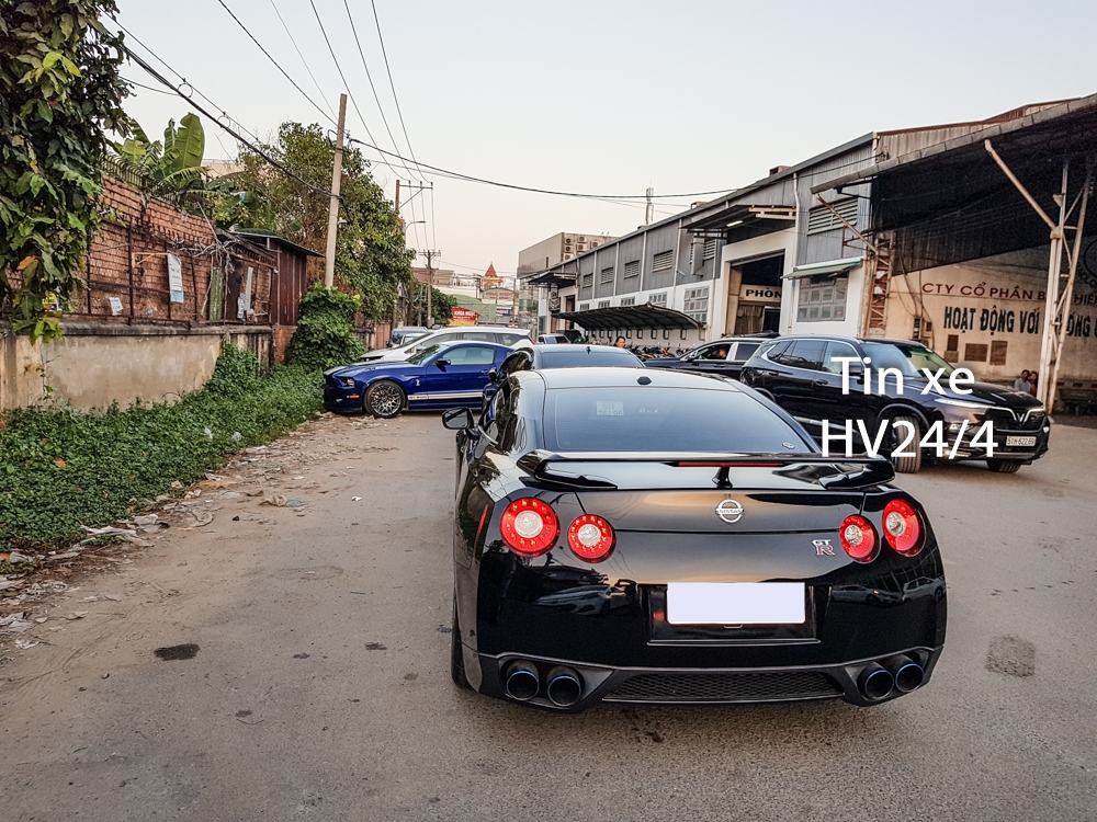 Có không ít người chơi xe tại Việt Nam muốn garage của mình đầy ắp các mẫu siêu xe hiếm có, người khác lại thích chơi những mẫu xe thể thao hàng độc nhưng hiếm ai vừa chơi siêu xe, xe thể thao và có sự xuất hiện của mẫu xe được gọi là siêu xe đường phố như một doanh nhân ở Sài thành. Người này mới cho cặp Có không ít người chơi xe tại Việt Nam muốn garage của mình đầy ắp các mẫu siêu xe hiếm có, người khác lại thích chơi những mẫu xe thể thao hàng độc nhưng hiếm ai vừa chơi siêu xe, xe thể thao và có sự xuất hiện của mẫu xe được gọi là siêu xe đường phố như một doanh nhân ở Sài thành. Người này mới cho cặp gà chiến hàng hiếm ít ai chơi tại Việt Nam đi đăng kiểm là Ford Mustang Shelby GT500 và Nissan GT-R