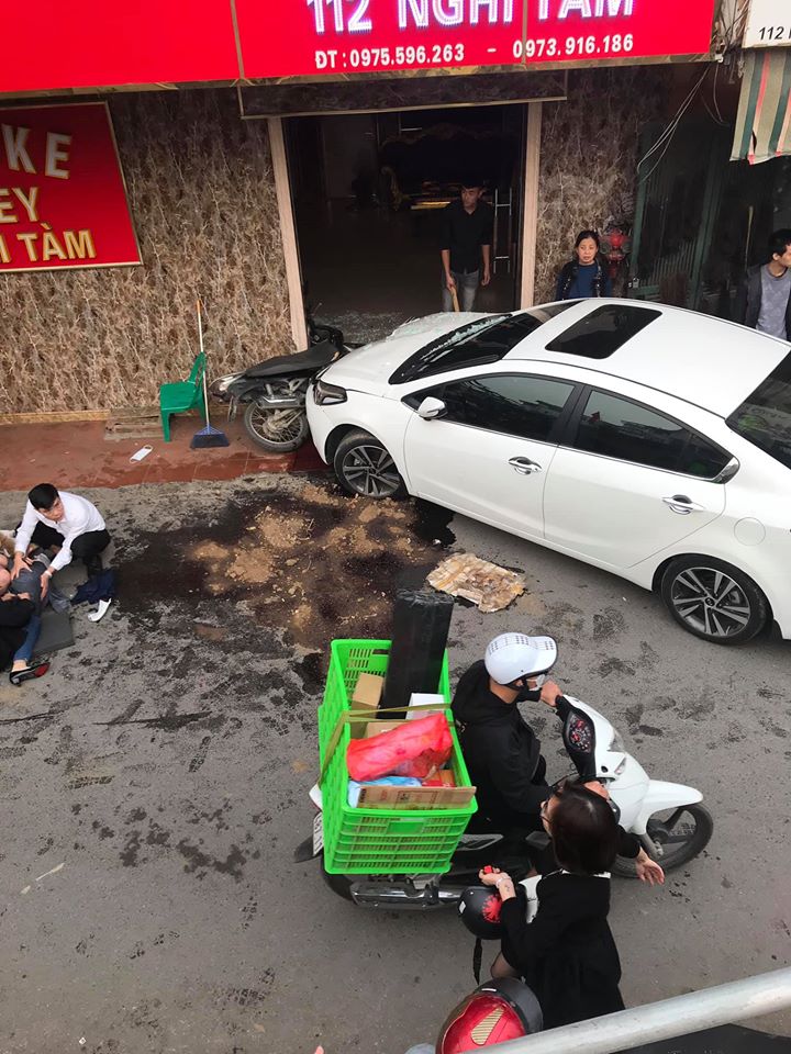 Hiện trường vụ tai nạn hy hữu tại Nghi Tàm, Hà Nội Hiện trường vụ tai nạn hy hữu tại Nghi Tàm, Hà Nội