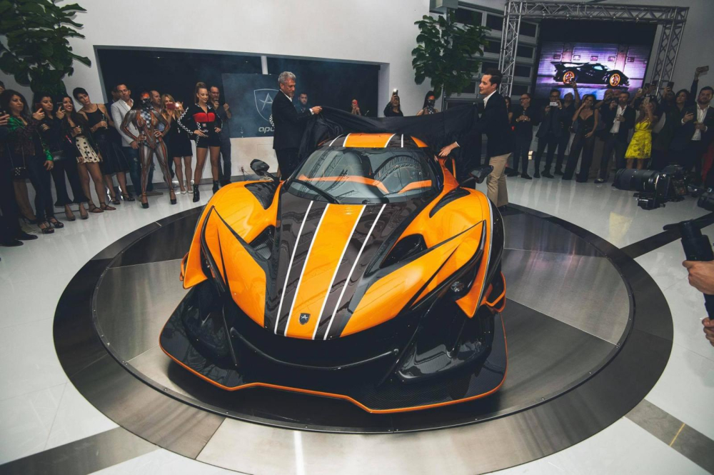 Như chúng ta đều biết rằng mẫu siêu xe Apollo Intensa Emozione không dành cho số đông vì chỉ được sản xuất 10 chiếc và đi kèm với mức giá bán không hề rẻ, lên đến 2,3 triệu Euro, tương đương 2,7 triệu đô la hay 61,3 tỷ đồng. Như chúng ta đều biết rằng mẫu siêu xe Apollo Intensa Emozione không dành cho số đông vì chỉ được sản xuất 10 chiếc và đi kèm với mức giá bán không hề rẻ, lên đến 2,3 triệu Euro, tương đương 2,7 triệu đô la hay 61,3 tỷ đồng.